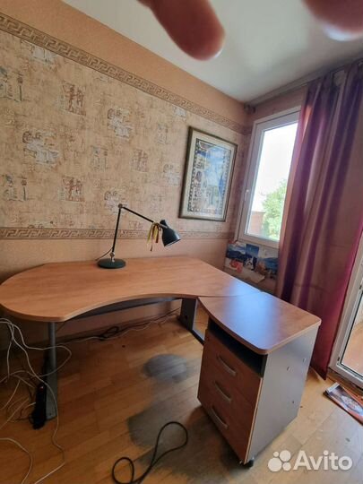 Стол офисный угловой с тумбой