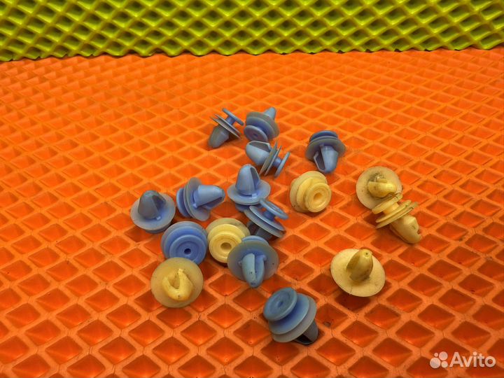 Клипса обшивки двери Renault Logan