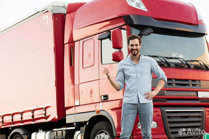 Водитель со своим грузовым автомобилем
