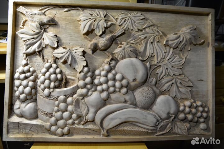 Резное панно из дерева