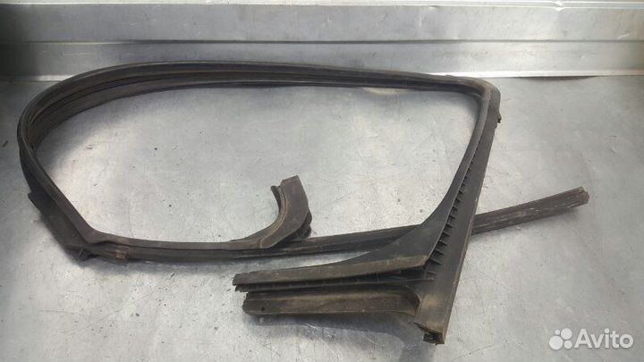 Уплотнитель стекла двери передний правый Daihatsu