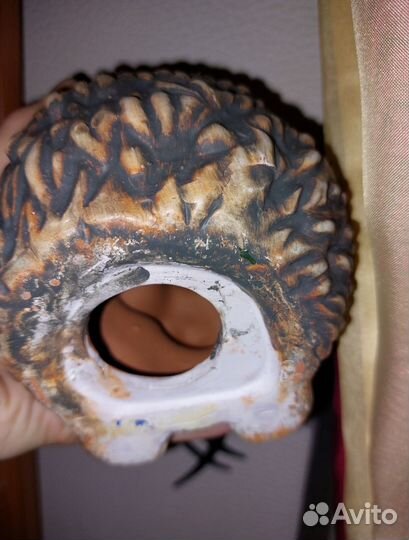 Ежик с яблоком из керамики