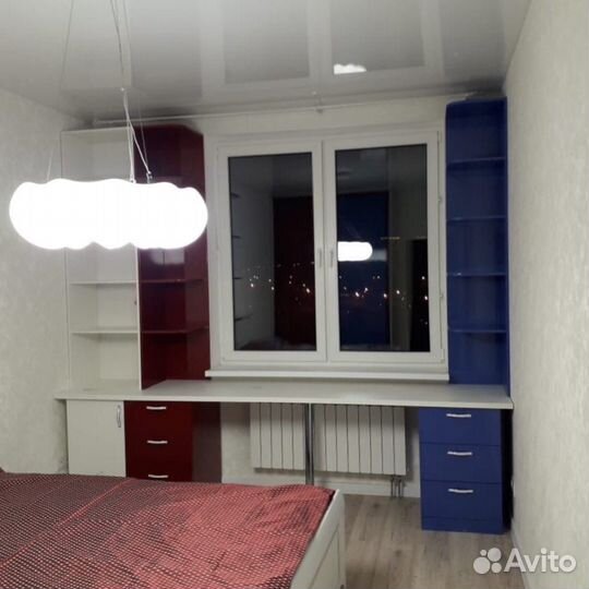 Столы письменные с пеналами и тумбами