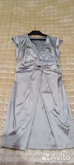 Платья много