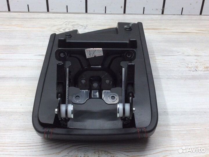 Подлокотник Kaiyi E5 седан пробег 70.000км