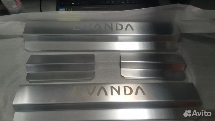 Накладки на пороги Chevrolet Evanda