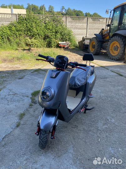 Электроскутер (аксессуары в комплекте)