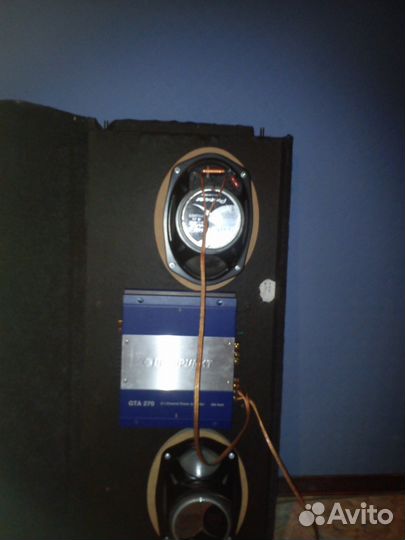 Акустическая автомобильная полка