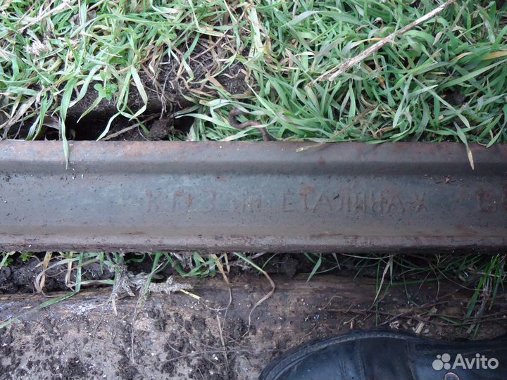 Старинный отрезок рельса узкоколейной ж/д