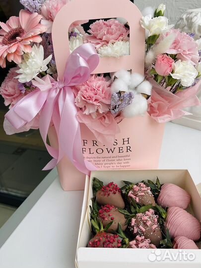 Клубника в шоколаде и цветы