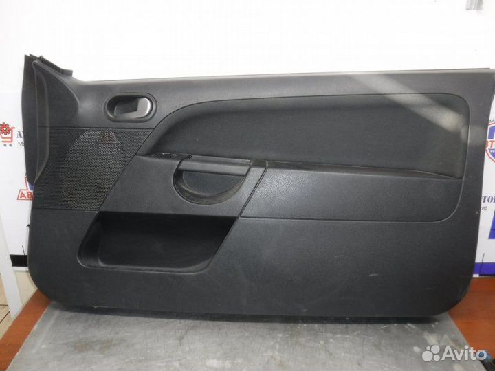 Обшивка двери правая Ford Fiesta fyja 2007