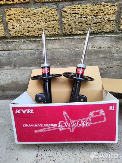 Продам передние стойки на toyota RAV4