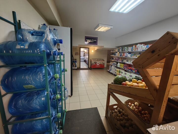 Продуктовый магазин в многоэтажном доме