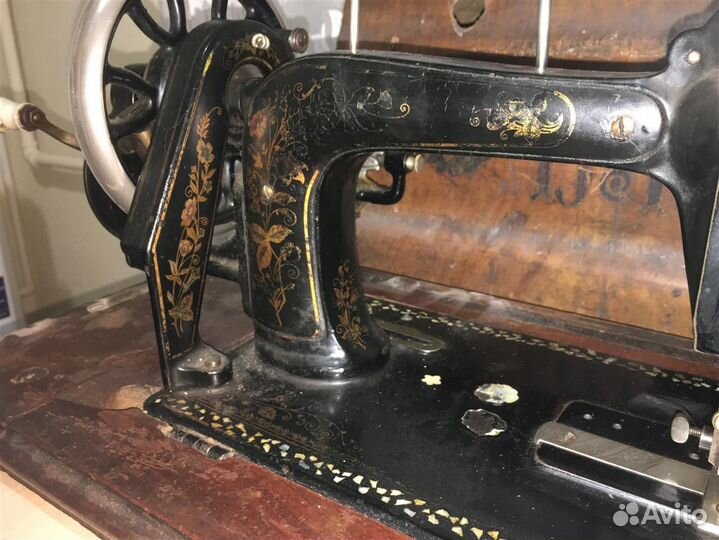 Старинная швейная машинка 