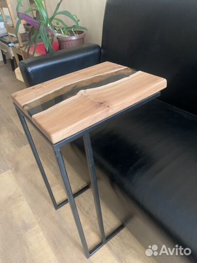 Столик придиванный из массива дерева и смолы