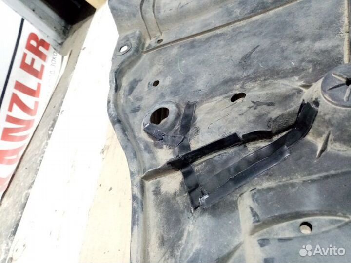 Пыльник двигателя Toyota Camry 70