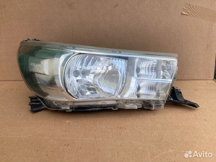 Фара правая Toyota Hilux 2015+ галоген