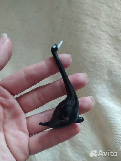 Фарфоровая статуэтка черной птицы миниатюра