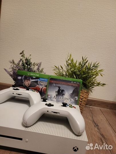 Xbox one s 2 геймпада 1tb