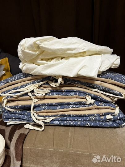 Бортики, одеяло и простыни в кроватку