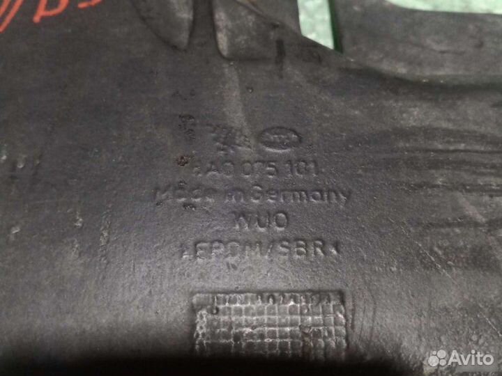 Брызговик правый Audi 80 B3 седан 1.8I 1989