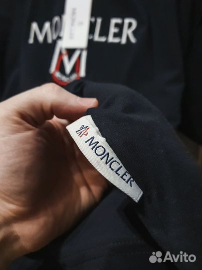 Moncler: футболка для активных людей