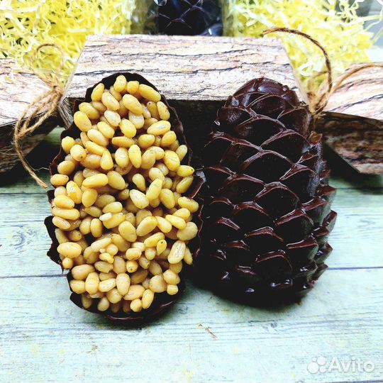 Шоколадная шишка с кедровым орехом и медом