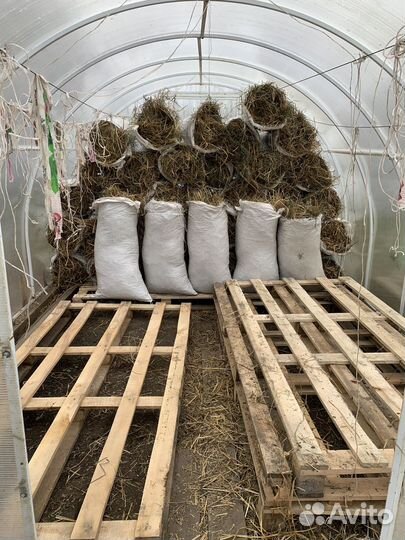 Солома в мешках