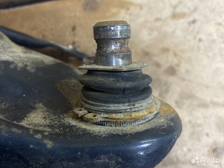 Ларгус передний левый рычаг