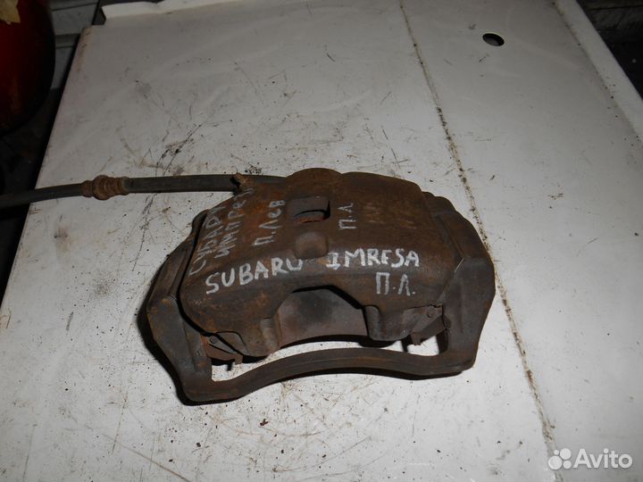 Передний левый суппорт Subaru Impreza G10