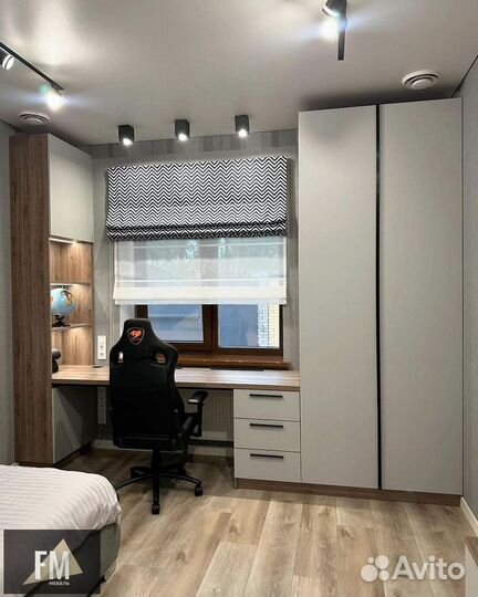 Рабочая зона у окна с шкафом