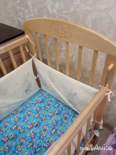 Детская кроватка с маятником