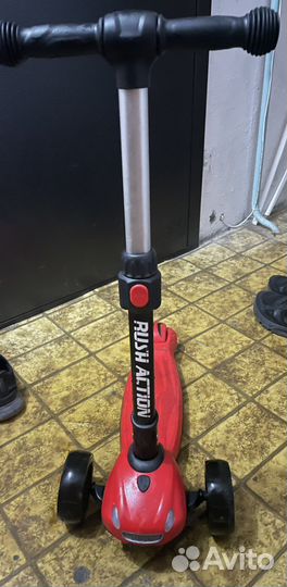 Самокат трехколесный