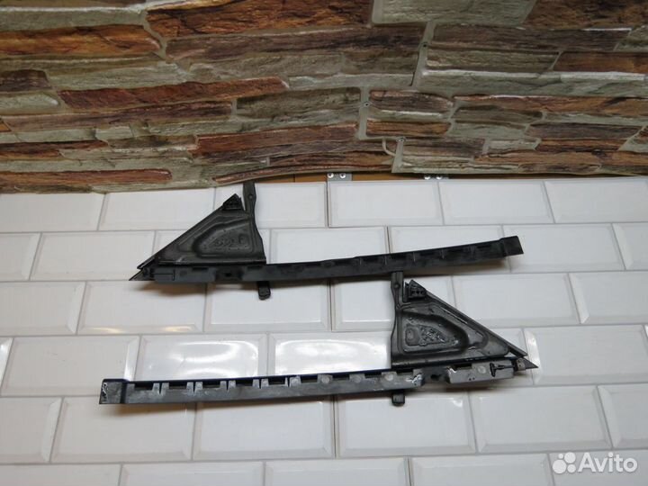 Направляющая стекла задней двери Audi A8 D4 A8D4