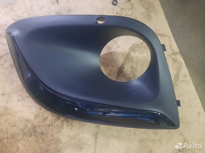 Облицовка переднего бампера правая