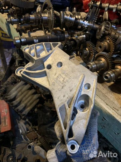 Кронштейн двигателя Ауди A3 8p правый