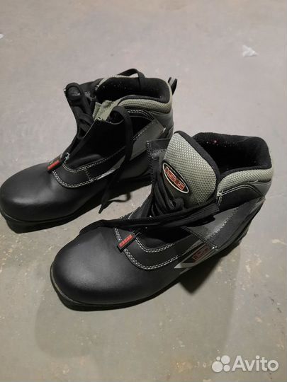 Палки лыжные и ботинки 41-42 размер