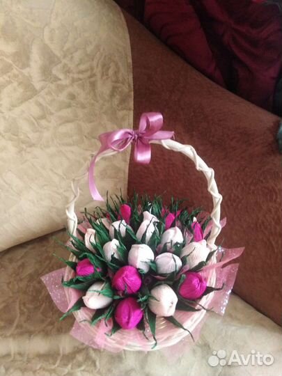 Цветы в шляпной коробке и корзинке