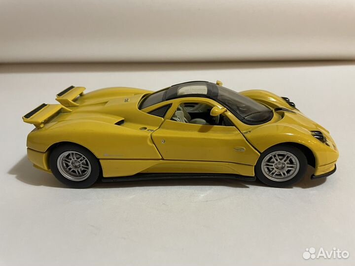 Коллекционная модель 1:24 Pagani Zonda C12