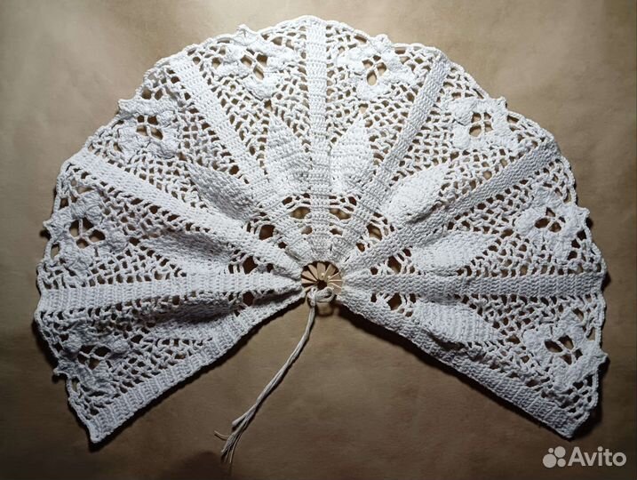 Вязаный веер ручной работы