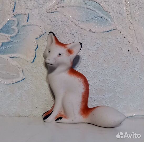Коллекционная фигурка - статуэтка лисы. Фаянс