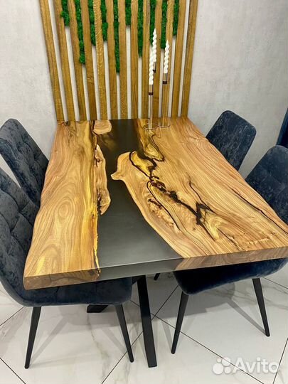 Стол из массива карагача река