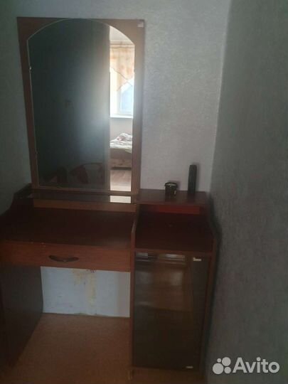 Туалетный столик с зеркалом