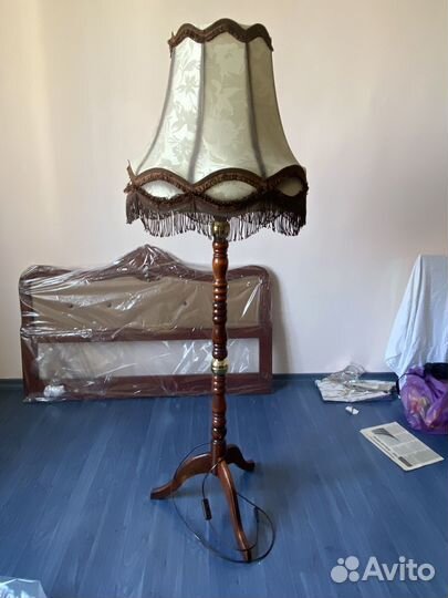 Часы, торшер, столик сервировочный