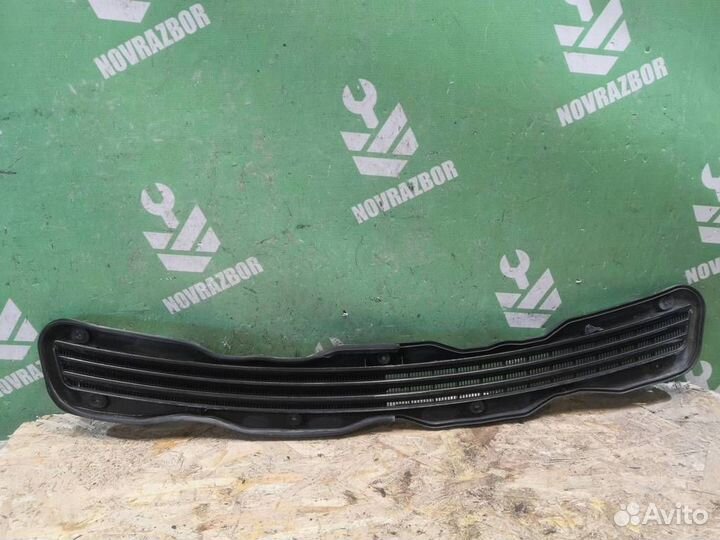 Решетка в капот Мерседес Бенз 210 Е-класс