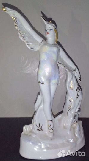 Фарфоровая статуэтка
