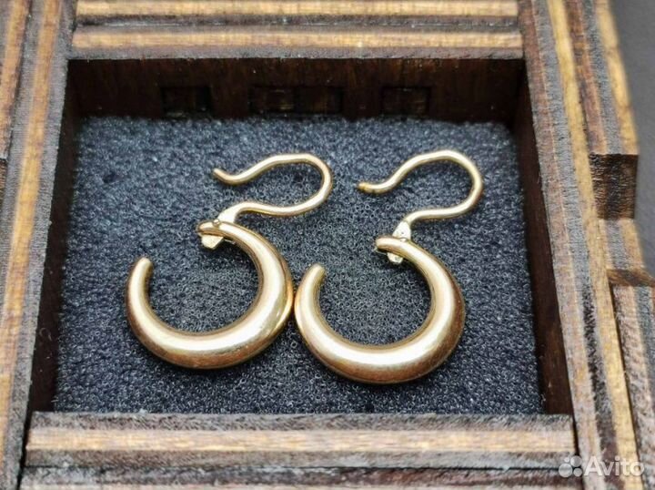 Золотые серьги 585 пробы массой 2.57 грамма
