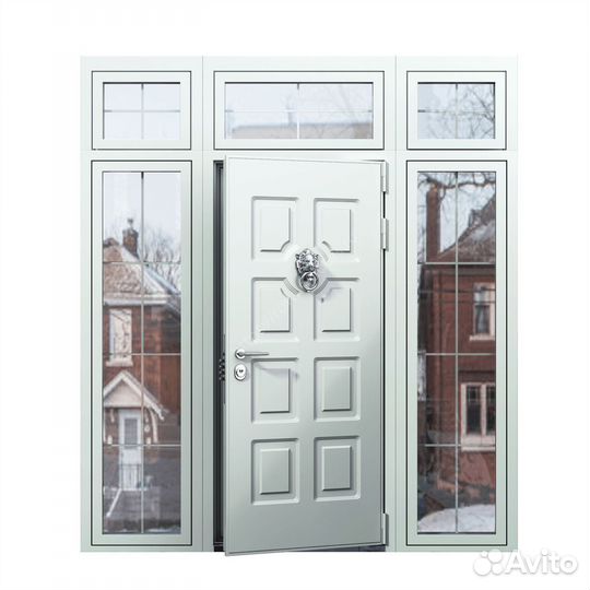 Парадная входная дверь в дом. Уличная дверь