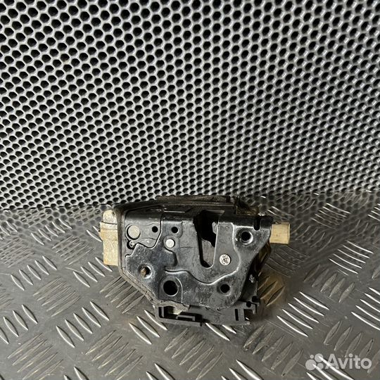 Замок двери Volkswagen Passat