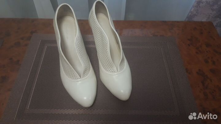 Туфли натуральные женские молочные, черно-зеленые